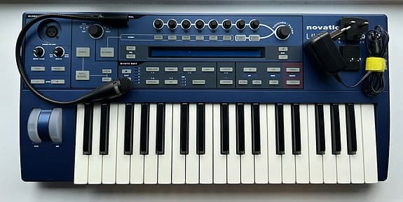 Novation UltraNova synthesizer keyboard blå