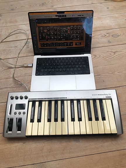Acorn Masterkey 25 Midi keyboard
