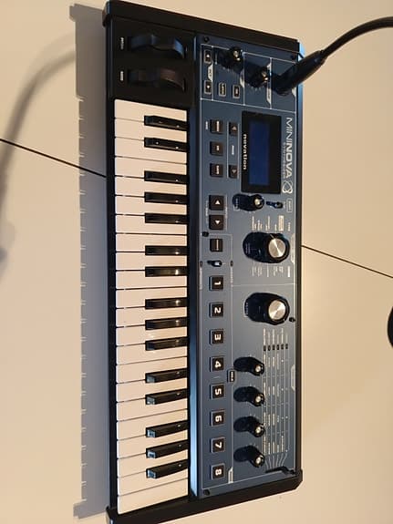 Novation Mininova synthesizer med vocoder mikrofon