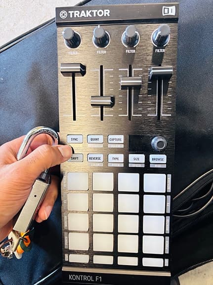 Traktor kontrol F1 controller DJ
