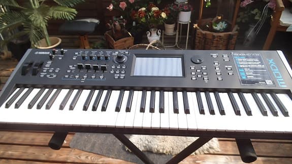 Yanaha Modx6 synthesizer