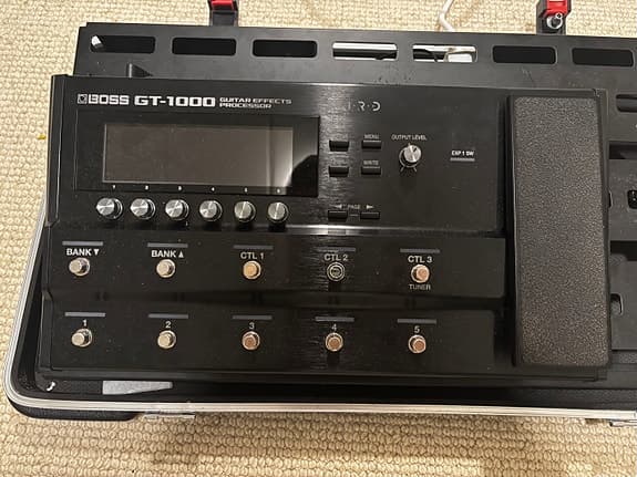 Boss GT-1000 multieffekt til guitar med RockBoard pedalboard og kasse