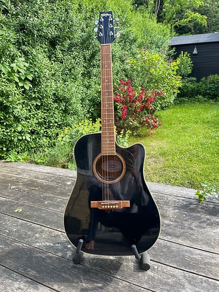 Washburn akustisk western-guitar sort med indbygget pickup