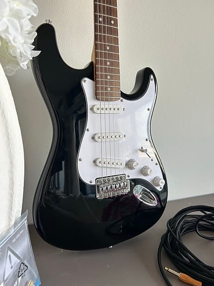 Sort elektrisk guitar Stratocaster-type