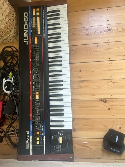 Roland Juno-60 synthesizer med Roland MD-8