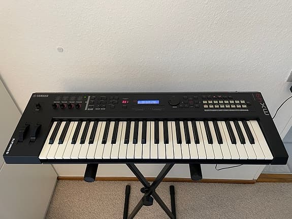 Yamaha MX49 synthesizer keyboard 49 tangenter, sort. Giv et bud.