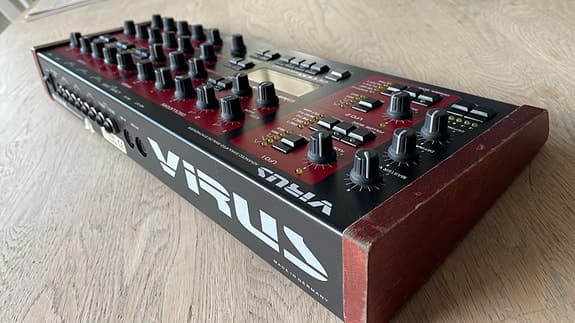 Access Virus synthesizer desktop/rack modul rød/sort
