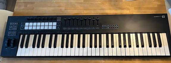 Novation Launchkey 61 MK3 MIDI-keyboard med sustain pedal