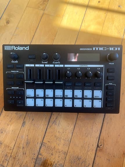 Roland MC-101 groovebox / sampler
