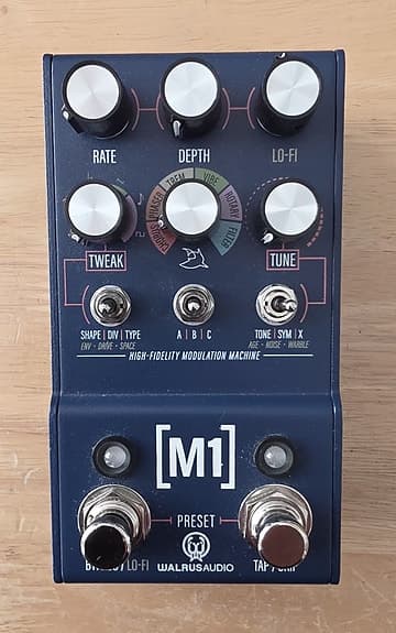 Walrus Audio MAKO M1 Mk1 High Fidelity Modulation pedal sælges.