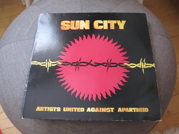 Super flot stand: Artists United Against Apartheid – Sun City