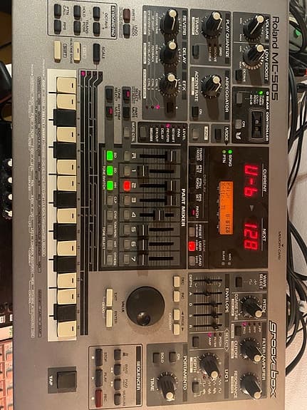 Roland MC-505 Groovebox / Synthesizer grå