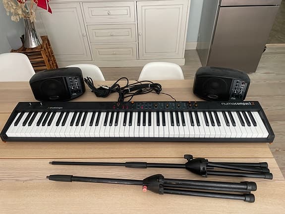 MIDI kontrller og stage piano - Studiologic Numa Compact 2 m/ monitors og taske