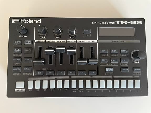 Eurorack moduler & Roland TR-6S trommemaskine + Korg SQ-1 + mikrofon