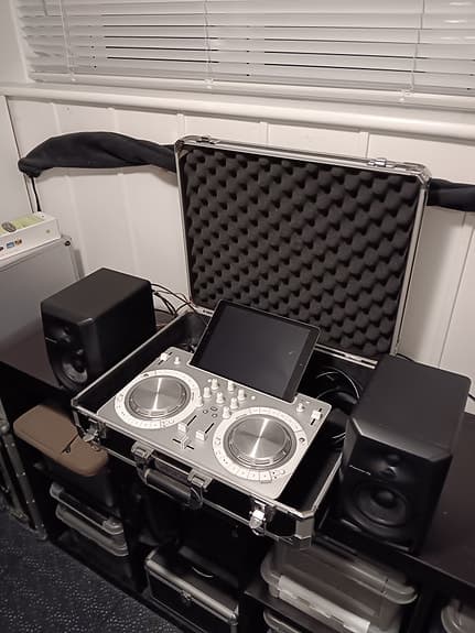 Pioneer DDJ Wego3 controller i flightcase + pioneer DJ DM-40 højtalere