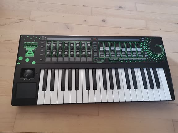 Midi keyboard. novation remote 37sl Limited Edition. DJ. musik producer