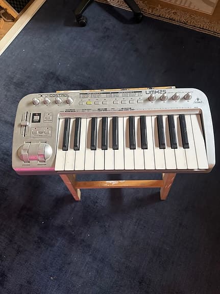 Behringer UMX25 MIDI Controller Keyboard – 200 kr.