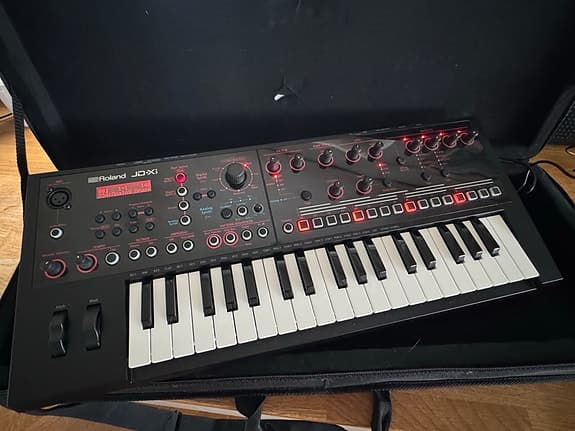 Roland JD-Xi synth