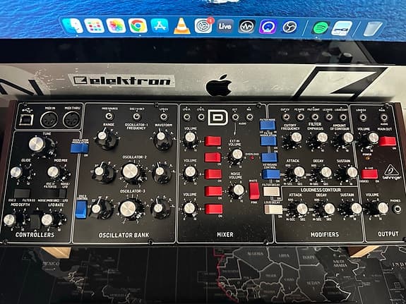 Behringer Model D analog synthesizer modul