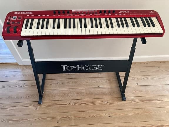 Behringer UMX610 USB/MIDI keyboard med stativ