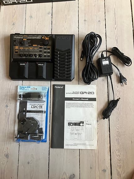 Roland GR-20 guitar synthesizer med GK-3 midi pickup