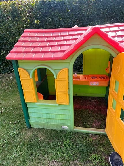 Little Tikes legehus til haven plast rød tag grøn vægge