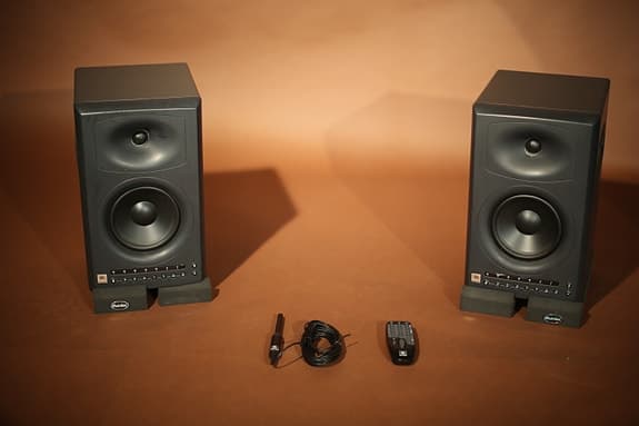 JBL LSR4326P aktive studio monitors sælges – sæt med room correction kit