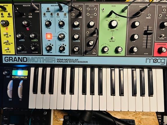 Moog Grandmother semi-modulær analog synthesizer