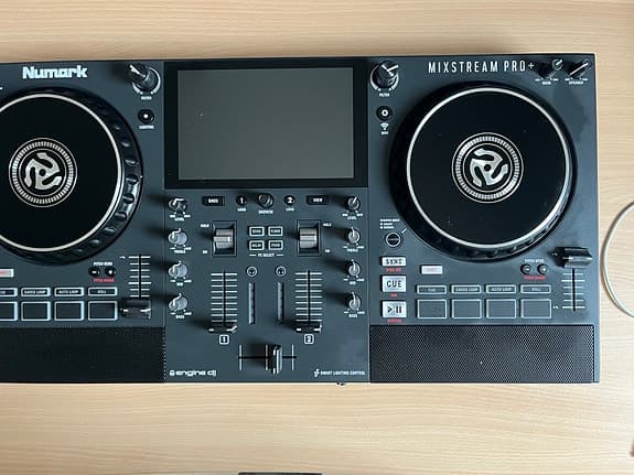 Numark Mixstream Pro + DJ controller