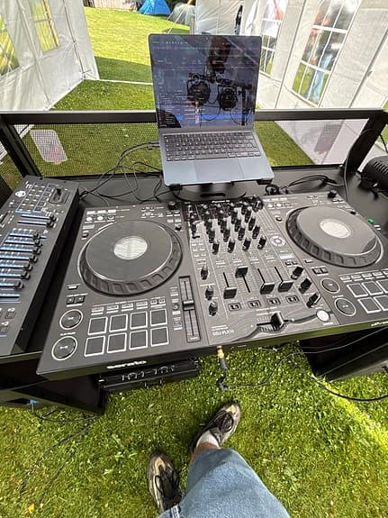 Pioneer FLX10 DJ controller med flight case