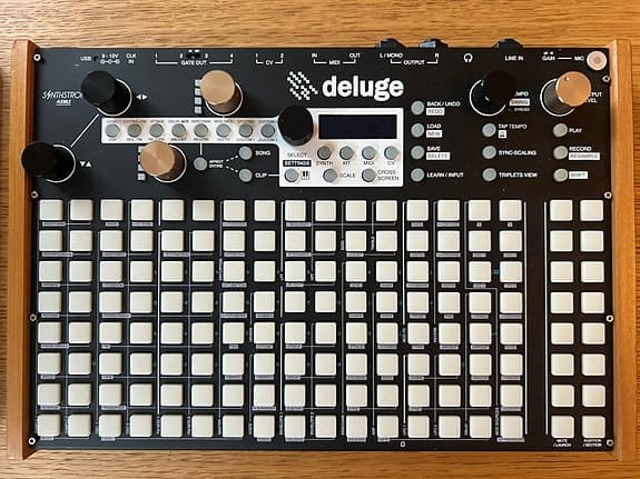 Synthstrom Deluge groovebox / sequencer / synth