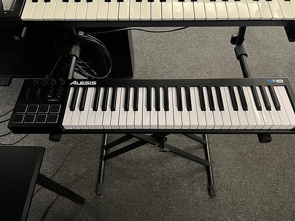 Alesis V49 MIDI keyboard controller 49 tangenter sort