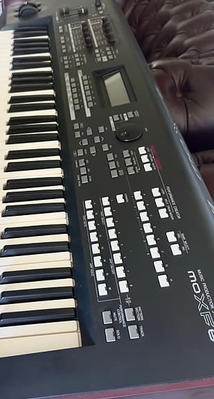 Yamaha MOXF6 keyboard / synthesizer sort