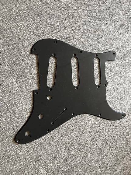 Sort Stratocaster pickguard til elguitar