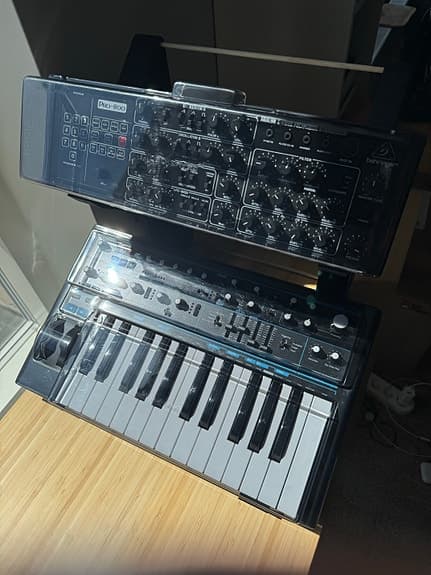 Novation Bass Station II + Behringer Pro-800 synthesizer med stativ
