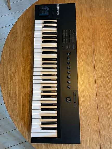 Native Instruments Komplete Kontrol A49 MIDI keyboard