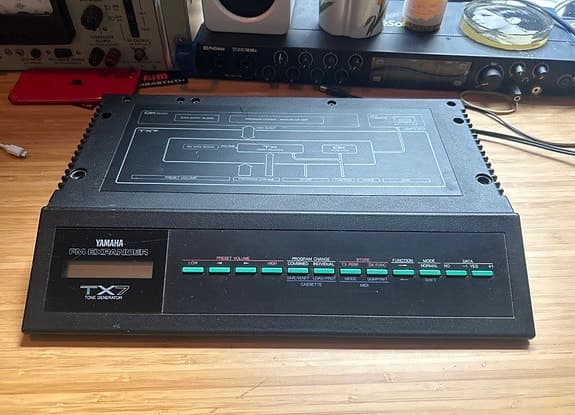 Yamaha TX7 FM synthesizer modul