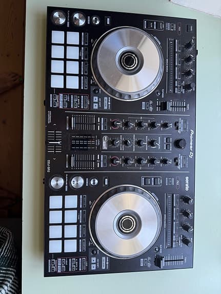 Pioneer DDJ-SR2 DJ controller