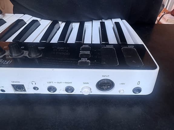 IK Multimedia iRig Keys I/O MIDI keyboard controller