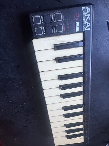 Akai LPK25 MIDI keyboard 25 tangenter sort