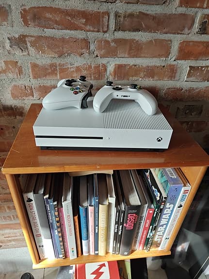 Xbox One S 500 GB med 2 originale controllere