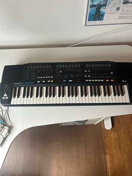 Roland E-36 keyboard / synthesizer med MIDI