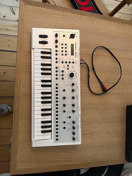 Roland JD-Xi synthesizer keyboard hvid