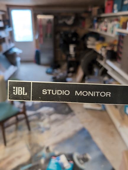 JBL Studio Monitor skilt