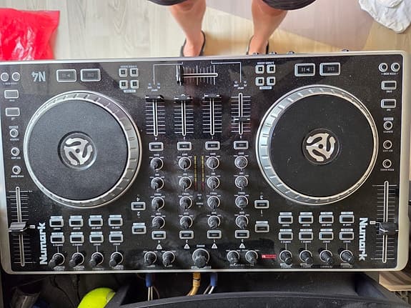 Numark N4 Mixdeck Express DJ controller med Serato