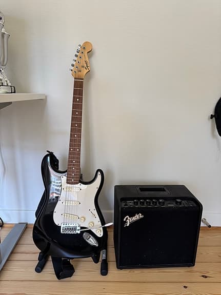 Squier Stratocaster elektrisk guitar sort med Fender forstærker