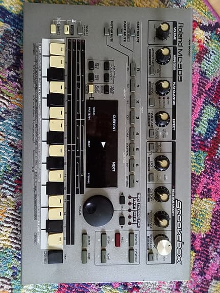 Roland mc 303 groovebox synthesizer trommemaskine