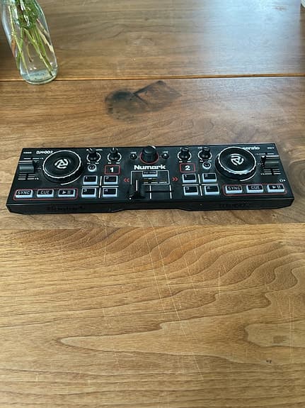Numark DJ2GO2 DJ controller sort