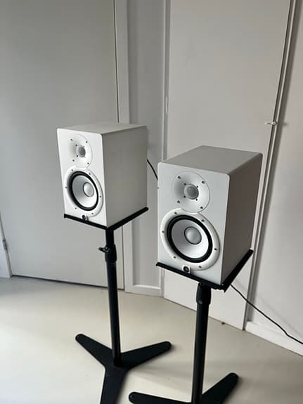 2x Yamaha HS7 active studio monitor