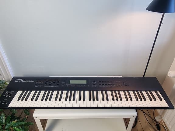 Roland D-70 super LA synthesizer